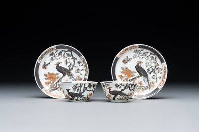 Een paar Chinese grisaille en vergulde koppen en schotels met fazanten, Yongzheng