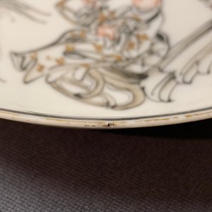 Een paar Chinese grisaille en vergulde koppen en schotels, Qianlong — foto 11