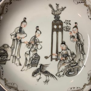 Een paar Chinese grisaille en vergulde koppen en schotels, Qianlong — foto 10