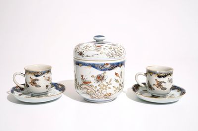 Een paar Chinese grisaille, ijzerrode en vergulde koppen en schotels en een dekselpot, Qianlong