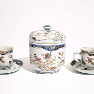 Een paar Chinese grisaille, ijzerrode en vergulde koppen en schotels en een dekselpot, Qianlong — foto 1