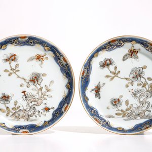 Een paar Chinese grisaille, ijzerrode en vergulde koppen en schotels en een dekselpot, Qianlong — foto 3