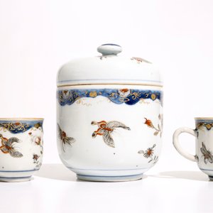 Een paar Chinese grisaille, ijzerrode en vergulde koppen en schotels en een dekselpot, Qianlong — foto 7