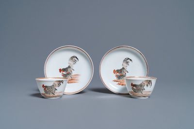 Een paar Chinese grisaille koppen en schotels met een haan en een hen, Yongzheng