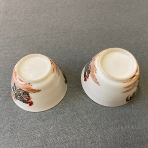 Een paar Chinese grisaille koppen en schotels met een haan en een hen, Yongzheng — foto 12