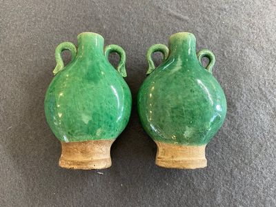 Een paar Chinese groen-geglazuurde miniatuur vaasjes, Ming — foto 2