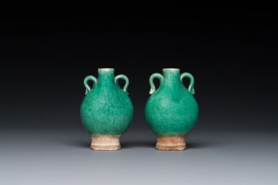Een paar Chinese groen-geglazuurde miniatuur vaasjes, Ming