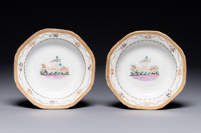 Een paar Chinese 'H' gemonogrammeerde famille rose borden met landschapsdecor, Jiaqing