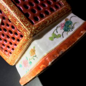 Een paar Chinese hexagonale ajour bewerkte dubbelwandige famille rose vazen, Yongzheng — foto 16