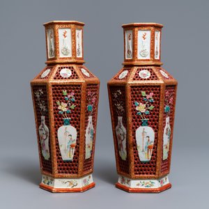 Een paar Chinese hexagonale ajour bewerkte dubbelwandige famille rose vazen, Yongzheng — foto 4