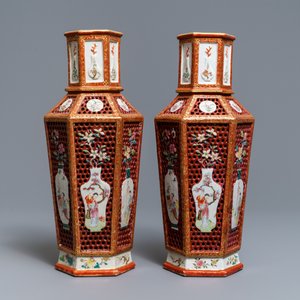 Een paar Chinese hexagonale ajour bewerkte dubbelwandige famille rose vazen, Yongzheng — foto 5