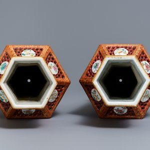 Een paar Chinese hexagonale ajour bewerkte dubbelwandige famille rose vazen, Yongzheng — foto 7