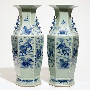 Een paar Chinese hexagonale blauw-witte op celadon fond vazen met tempelleeuwen, 19e eeuw — foto 1