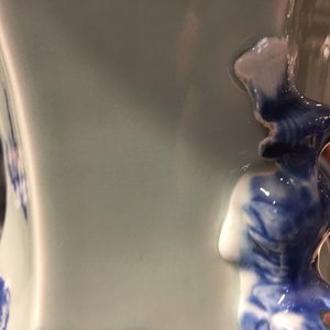 Een paar Chinese hexagonale blauw-witte op celadon fond vazen met tempelleeuwen, 19e eeuw — foto 13