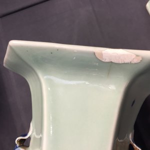 Een paar Chinese hexagonale blauw-witte op celadon fond vazen met tempelleeuwen, 19e eeuw — foto 15