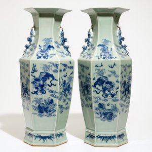 Een paar Chinese hexagonale blauw-witte op celadon fond vazen met tempelleeuwen, 19e eeuw — foto 3