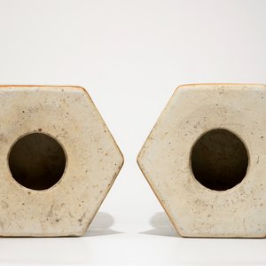 Een paar Chinese hexagonale blauw-witte op celadon fond vazen met tempelleeuwen, 19e eeuw — foto 6