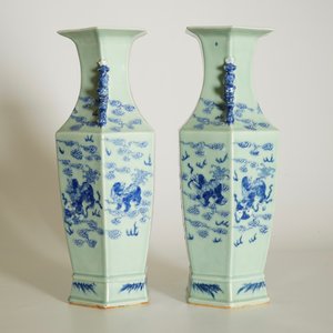 Een paar Chinese hexagonale blauw-witte op celadon fond vazen met tempelleeuwen, 19e eeuw — foto 9