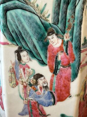 Een paar Chinese hexagonale famille rose vazen, 19e eeuw — foto 13