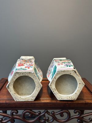 Een paar Chinese hexagonale famille rose vazen, 19e eeuw — foto 17