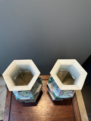 Een paar Chinese hexagonale famille rose vazen, 19e eeuw — foto 7