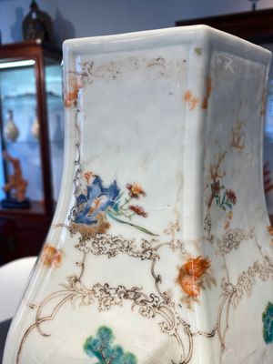 Een paar Chinese hexagonale famille rose vazen met mandarijns decor, Qianlong — foto 16