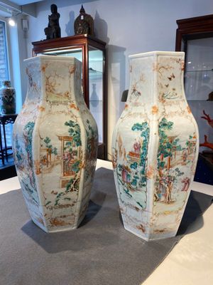 Een paar Chinese hexagonale famille rose vazen met mandarijns decor, Qianlong — foto 2