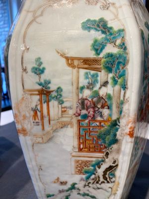 Een paar Chinese hexagonale famille rose vazen met mandarijns decor, Qianlong — foto 23