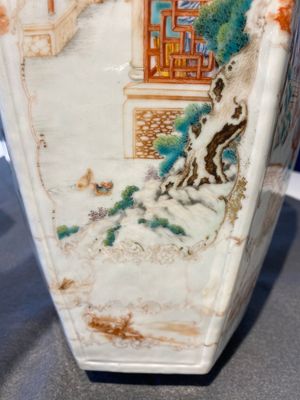 Een paar Chinese hexagonale famille rose vazen met mandarijns decor, Qianlong — foto 24