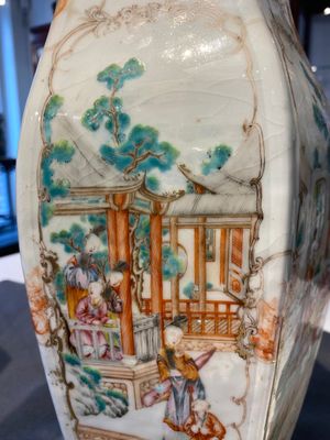 Een paar Chinese hexagonale famille rose vazen met mandarijns decor, Qianlong — foto 25