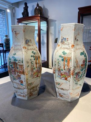 Een paar Chinese hexagonale famille rose vazen met mandarijns decor, Qianlong — foto 3