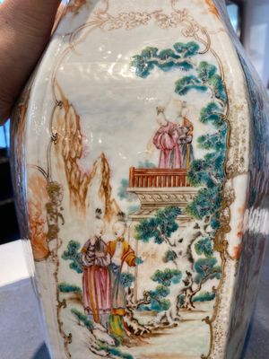 Een paar Chinese hexagonale famille rose vazen met mandarijns decor, Qianlong — foto 6