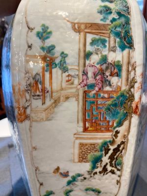 Een paar Chinese hexagonale famille rose vazen met mandarijns decor, Qianlong — foto 10