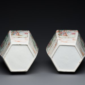 Een paar Chinese hexagonale famille rose vazen met mandarijns decor, Qianlong — foto 6