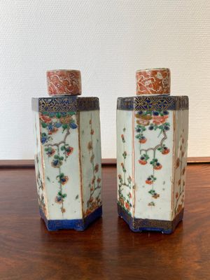 Een paar Chinese hexagonale famille verte theebussen, Kangxi — foto 1