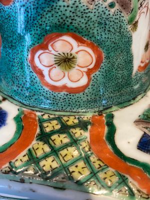 Een paar Chinese hexagonale famille verte vazen met florale panelen, Kangxi — foto 14