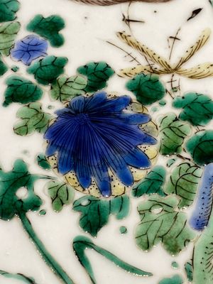 Een paar Chinese hexagonale famille verte vazen met florale panelen, Kangxi — foto 16
