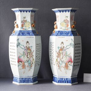 Een paar Chinese hexagonale qianjiang cai vazen, 19/20e eeuw — foto 7