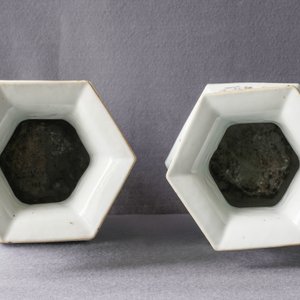 Een paar Chinese hexagonale qianjiang cai vazen met dames, 19/20e eeuw — foto 11