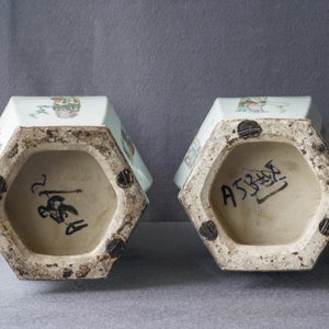 Een paar Chinese hexagonale qianjiang cai vazen met dames, 19/20e eeuw — foto 12