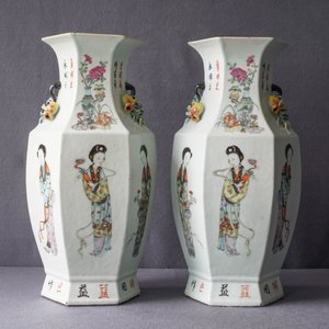 Een paar Chinese hexagonale qianjiang cai vazen met dames, 19/20e eeuw — foto 7