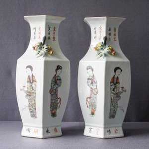 Een paar Chinese hexagonale qianjiang cai vazen met dames, 19/20e eeuw — foto 8