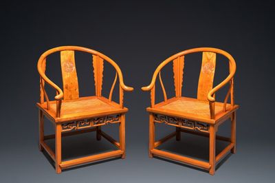 Een paar Chinese 'hoefijzer' stoelen in olm, Republiek