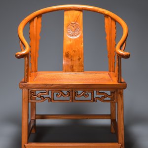 Een paar Chinese 'hoefijzer' stoelen in olm, Republiek — foto 2