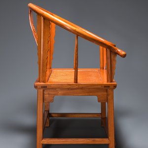 Een paar Chinese 'hoefijzer' stoelen in olm, Republiek — foto 3