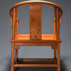 Een paar Chinese 'hoefijzer' stoelen in olm, Republiek — foto 4