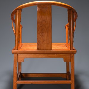 Een paar Chinese 'hoefijzer' stoelen in olm, Republiek — foto 8
