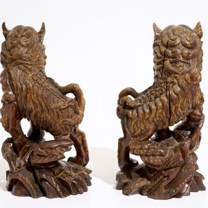 Een paar Chinese houten figuren van tempelleeuwen, 19/20e eeuw — foto 4