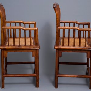 Een paar Chinese huanghuali houten stoelen, Republiek, 20e eeuw — foto 2