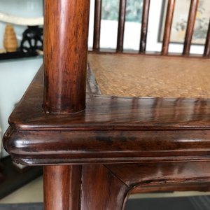 Een paar Chinese huanghuali houten stoelen, Republiek, 20e eeuw — foto 39